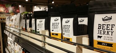 Premium Beef Jerkys aus Augsburg jetzt auch in REWE-Märkten erhältlich