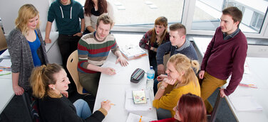 Doppelqualifikation im Erzieher- oder Pflegebereich in nur vier Jahren: Berufsabschluss und Bachelor ohne Umwege