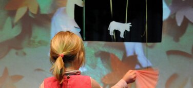 Tierisch gute Musik, spanische Rhythmen und Papiertheater im mini.musik Kinderkonzert „Ferdinand der Stier“