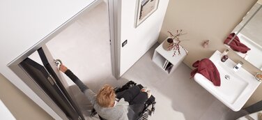 Raumspartür schafft mehr Komfort und Platzgewinn. Barrierefreie Türkonstruktion im neuen universellen Design.