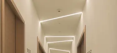 Wirkungsvolle Lichtgestaltung von Hotelfluren