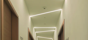 Wirkungsvolle Lichtgestaltung von Hotelfluren