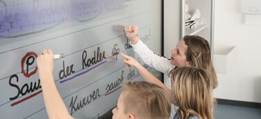 Lernerfolg durch interaktiven Unterricht: Digitale Boards vernetzen Schüler und Lehrer