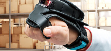 Smarter Handschuh bald neu auf dem Markt: Robuster Wearable SF1 von DENSO WAVE EUROPE