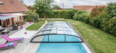 Französischer Marktführer für Swimmingpools expandiert nach Deutschland
