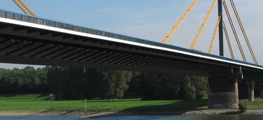Lkw-Waagen an der A40-Rheinbrücke - möglicherweise folgen noch viele mehr