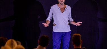 Sebastian Eisenbürger spricht über den Unsinn von Marketing und holt damit den internationalen Speaker Excellence Award und Weltrekord