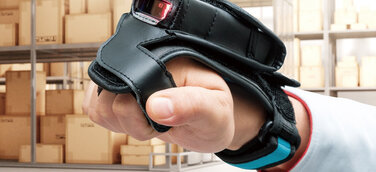 Schlauer Handschuh für mehr Effizienz: DENSO WAVE EUROPE launcht robusten SF1 Wearable