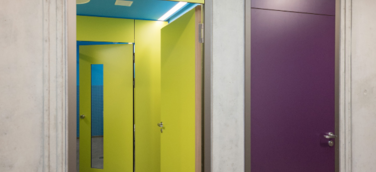 Neue Leichtigkeit für flächenbündige Türelemente: Universelle Küffner Blockzarge eröffnet neue Möglichkeiten