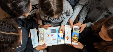 Ausstellung mit 300 von Berliner Schulkindern bemalten Mauerstücken im Boulevard Berlin