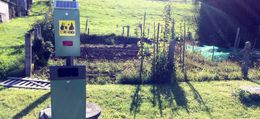 Autarke Stromversorgung mit Füllstandsanzeige und Datenübertragung per LoRa für Hundetoilette