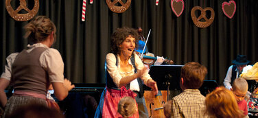 mini.musik verwandelt die Münchner Gasteig-Bühne in einen klangvollen Jahrmarkt