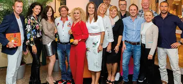 Schnelle Autos, Diamanten und Flamingos
