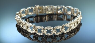 Diamanten, Silber, Perlen veredeln Braut & Kleid – passender Echtschmuck zur Winterhochzeit von Die Halsbandaffaire