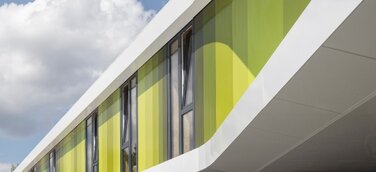 Futuristische Architektur mit vertikalen Fassadenprofilen - korrosionsbeständig, langlebig und 100% recycelbar