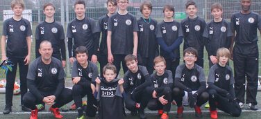 Jugendmannschaft des ATS Buntentor freut sich über neue Trikots
