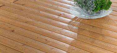 Ökologisch veredelt: Schmale Terrassenprofile im modernen Look. Nachhaltiger Oberflächenschutz mit lösemittelfreiem Holzöl.