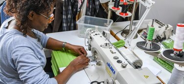 Corona-Gesichtsmasken: Kostümschneider vom „König der Löwen“ rüsten Gasnetz Hamburg aus