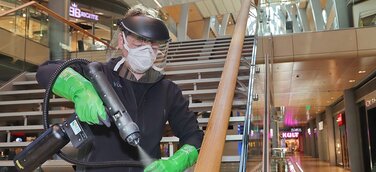 Europa Passage Hamburg macht öffentliche Oberflächen und Rolltreppen keimfrei