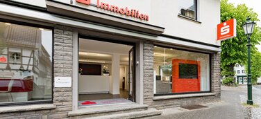 Immobilienmakler der Kreissparkasse Köln eröffnet Ladenlokal im Lindlarer Zentrum