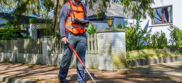 Sensibler Riecher trotz Schutzmaske: Gasspürer im Auftrag von Gasnetz Hamburg unterwegs