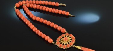 Belebende Schmuckstücke aus Koralle – Die Halsbandaffaire zeigt ihre Sommertrends 2020