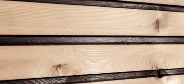 Fassadenprofile mit dauerhaft schwarzem Kontrast: Permanente Designkontur durch partielle Karbonisierung.