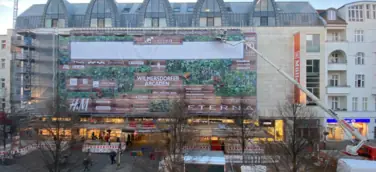 "MESH UP!" - nachhaltiger Upcycling-Wettbewerb in den Wilmersdorfer Arcaden: Aus 1.000 m² Mesh wird Design!