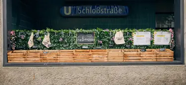 Gabenzaun 2.0 an der Schloßstraße eingeweiht: hübsch, einladend, gut sortiert und stetig befüllt!