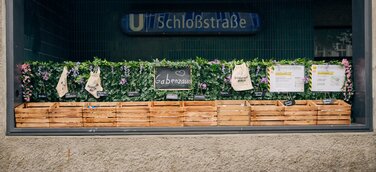 Gabenzaun 2.0 an der Schloßstraße eingeweiht: hübsch, einladend, gut sortiert und stetig befüllt!