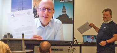 Zeugnisse via „Dematerialisierungsmaschine“ überreicht