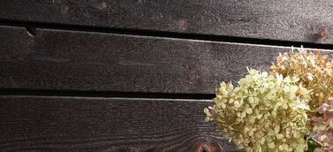 Extravagante Holzprofile für Wände – mit Feuer veredelt. Individuelle Oberflächengestaltung im Unikatcharakter.