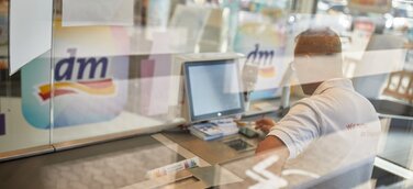 Digitales Bargeldmanagement mit CETIS.EMC in 1000 dm-Märkten