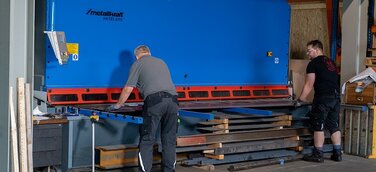 Metallkraft Tafelschere bringt Leben in historischen Lokschuppen