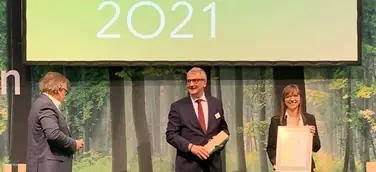 MOCOPINUS zum dritten Mal mit dem Woody Award ausgezeichnet: Expertenjury prämiert schwer entflammbare Vollholzprofile PROTECO25