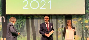 MOCOPINUS zum dritten Mal mit dem Woody Award ausgezeichnet: Expertenjury prämiert schwer entflammbare Vollholzprofile PROTECO25