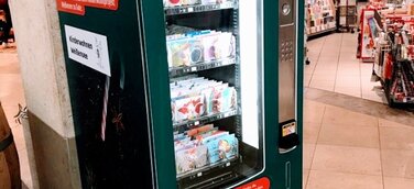 Charity-Weihnachtskarten direkt aus dem Automaten in den Schönhauser Allee Arcaden