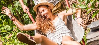 Ist bei Jugendlichen und jungen Erwachsenen derzeit kaum möglich: unbeschwertes Leben, erste Erfahrungen in der Liebe, im Beruf und in anderen Bereichen. Ergotherapeut:innen fangen vermehrt junge Patient:innen auf und stellen einen offeneren Umgang mit Ängsten und Depressionen fest. 