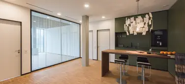 Symbiose Visionäre Architektur mit edlem Türendesign: Schwarz eloxierte Aluminiumzargen für Türen und Verglasungen