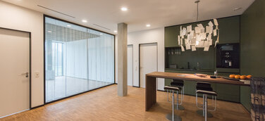 Symbiose Visionäre Architektur mit edlem Türendesign: Schwarz eloxierte Aluminiumzargen für Türen und Verglasungen