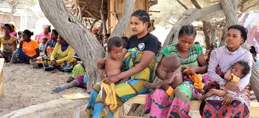 Gruppe Geflüchteter sucht vor dem Sturm Zuflucht. Bildnachweis: Medair
