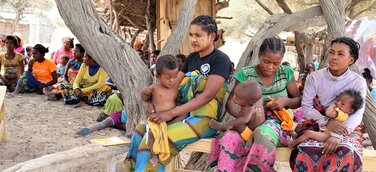 Gruppe Geflüchteter sucht vor dem Sturm Zuflucht. Bildnachweis: Medair