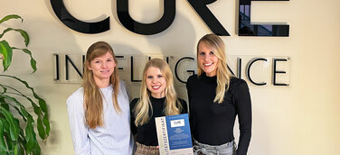 Mitarbeiterinnen aus dem CURE Intelligence Marketing Team freuen sich über den Erhalt des Social Media-Qualitätszertifikats des BVDW (v.l.n.r. Karolin Anders, Julia Göbel, Marisa Fassbender).