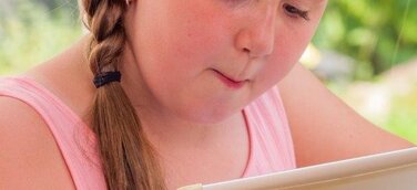 Konzentrations- oder Sprachstörungen können ein Indiz für körperlichen oder psychischen Missbrauch und ein daraus folgendes Trauma sein. Dank der behutsamen und zielgerichteten Vorgehensweise von Ergotherapeut:innen gelingt es betroffenen Erwachsenen und Kindern, ihre Selbstwirksamkeit zurückzugewinnen, ihre Ängste und ihr Trauma zu überwinden.