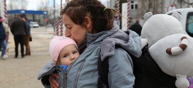 Mutter mit ihrer Tochter Shine auf der Flucht aus der Ukraine.