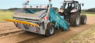 Ein BeachTech 2500 entfernt Steine, Unkraut und Wurzeln aus einem Karottenacker.
