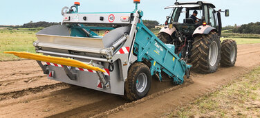 Ein BeachTech 2500 entfernt Steine, Unkraut und Wurzeln aus einem Karottenacker.