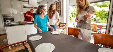 Menschen mit Parkinson wollen integriert sein – sie brauchen eigene Aufgaben. Ergotherapeut:innen sorgen dafür, dass das Familiensystem ausgeglichen bleibt und niemand unter- oder überfordert ist.