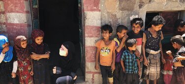 Waffenstillstand im Jemen: Mitarbeiterin der Hilfsorganisation ZOA, Gerrianne Pennings, zeigt sich hoffnungsvoll mit jemenitischen Kindern. Bildnachweis: ZOA