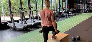 Benutzerin Sina macht Step Ups